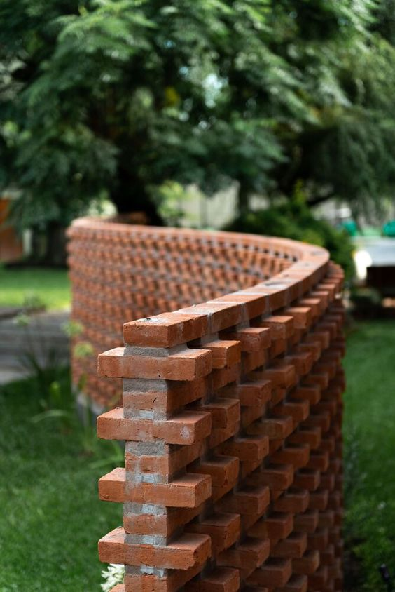 Muro bajo construido con ladrillos San Benito