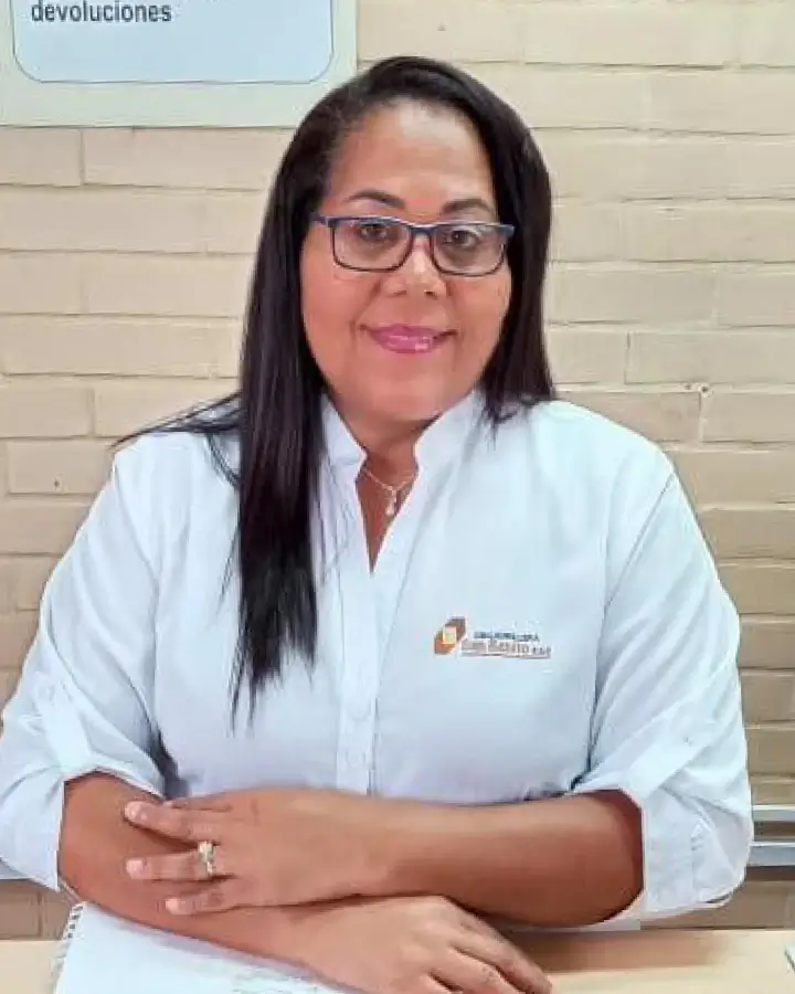 Foto de persona en una oficina sentada mirando a la cámara
