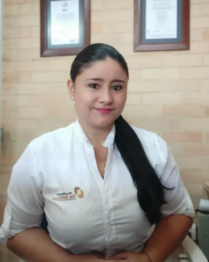 Foto de persona en una oficina sentada mirando a la cámara