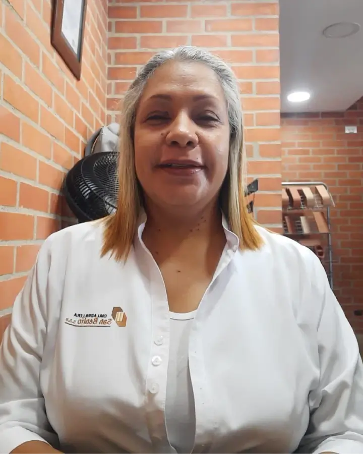 Foto de persona en una oficina sentada mirando a la cámara