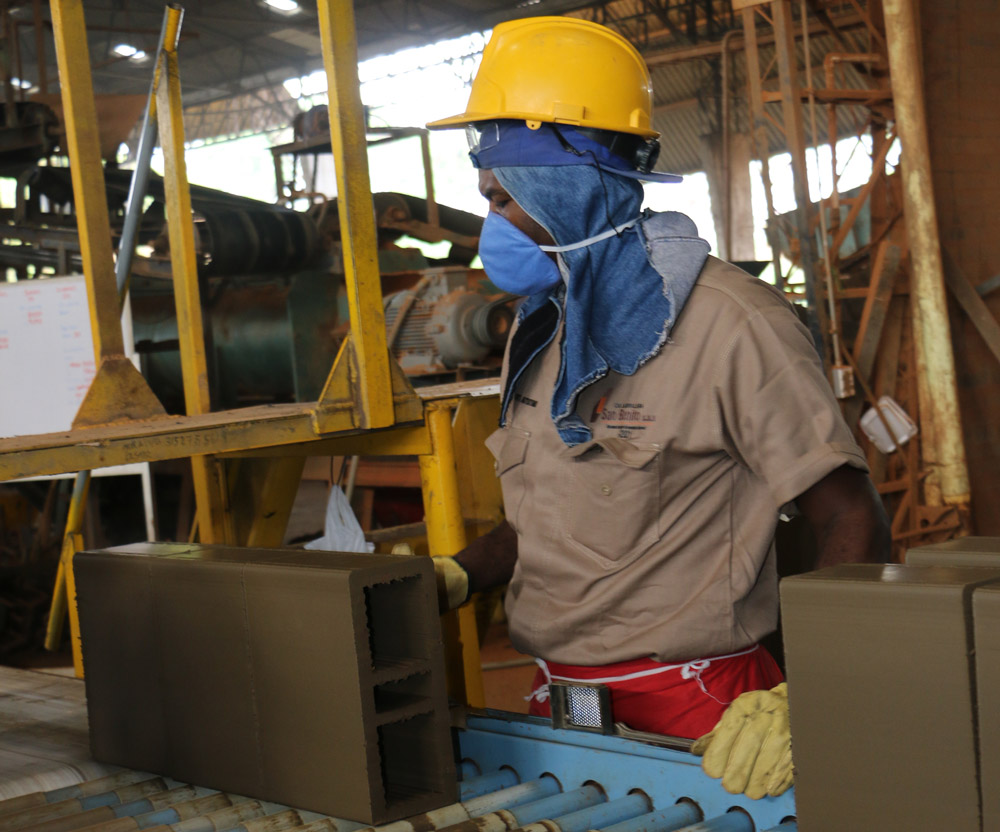 Trabajador de fábrica de ladrillos San benito