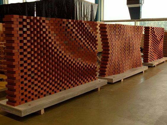 Variedad de muros decorativos construidos con ladrillos San Benito